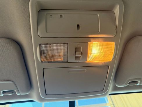 Used 2018 Nissan Titan SV image 23