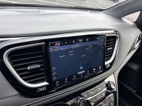 Used 2025 Chrysler Pacifica Limited image 20