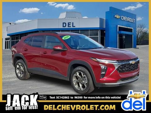Used 2025 Chevrolet Trax LT FWD image 1