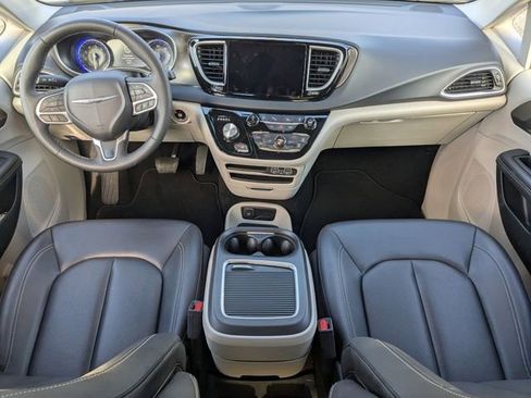 Used 2024 Chrysler Pacifica Touring-L image 16