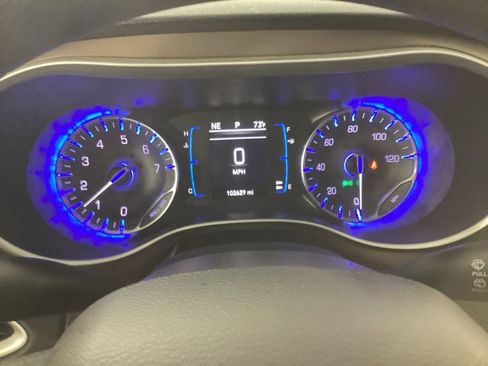 Used 2017 Chrysler Pacifica Touring FWD image 19