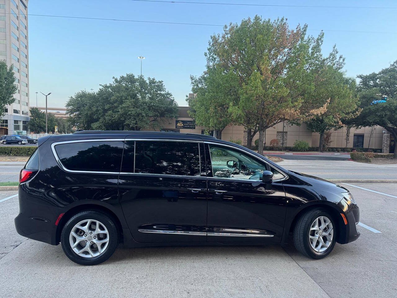 Used 2017 Chrysler Pacifica Touring-L w/ Tire & Wheel Group FWD image 3