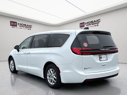 Used 2023 Chrysler Pacifica Touring-L FWD image 5