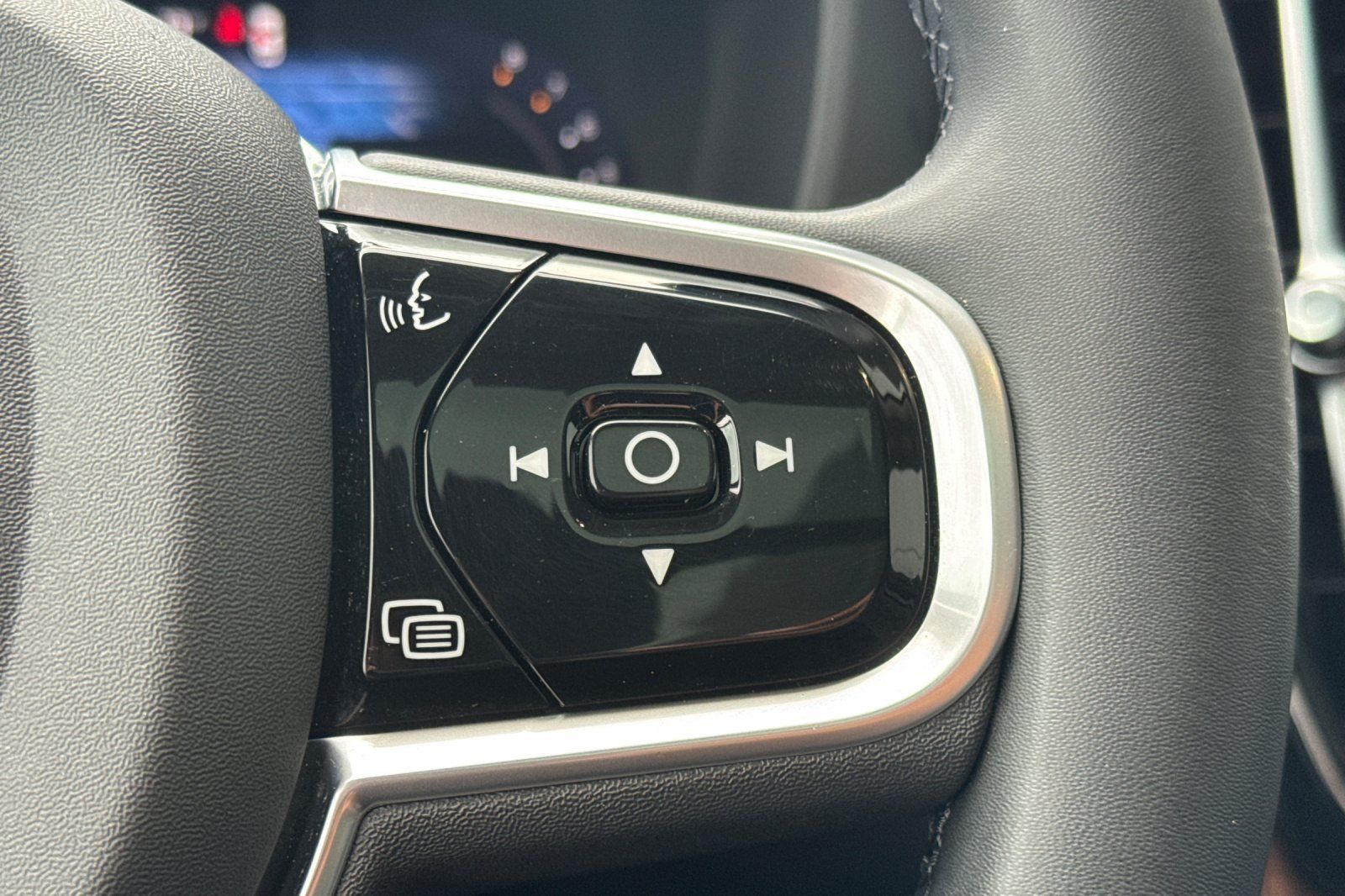Used 2023 Volvo XC60 B5 Ultimate w/ Climate Package FWD image 29
