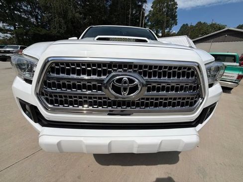 Used 2016 Toyota Tacoma TRD Sport w/ Towing Package AWD/4WD image 20