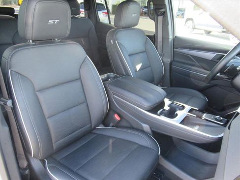 Used 2025 Buick Enclave Sport Touring image 9