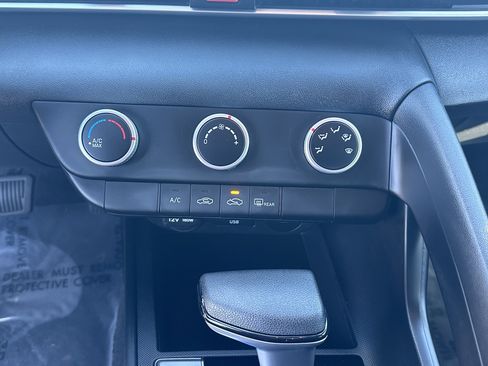 Used 2025 Hyundai Elantra SE image 30