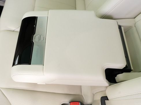 Used 2025 Land Rover Range Rover SE image 26