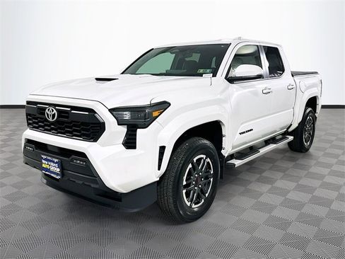 Used 2024 Toyota Tacoma TRD Sport w/ TRD Sport Upgrade Package image 3