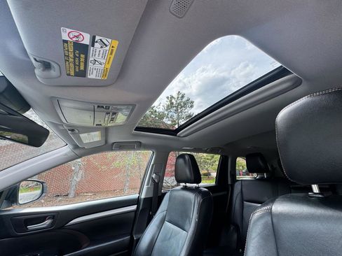Used 2018 Toyota Highlander XLE AWD/4WD image 9