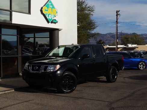 Used 2018 Nissan Frontier SV image 2