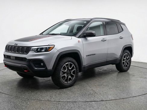 Used 2025 Jeep Compass Trailhawk AWD/4WD image 3