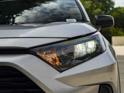 Used 2022 Toyota RAV4 LE FWD image 11