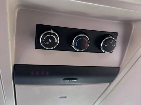 Used 2015 Chrysler Town & Country Limited FWD image 21