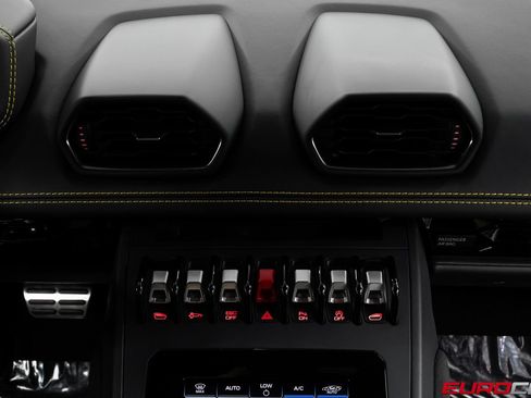 Used 2021 Lamborghini Huracan EVO RWD image 31