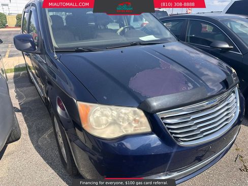 Used 2013 Chrysler Town & Country Touring FWD image 3