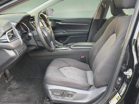 Used 2018 Toyota Camry LE image 10