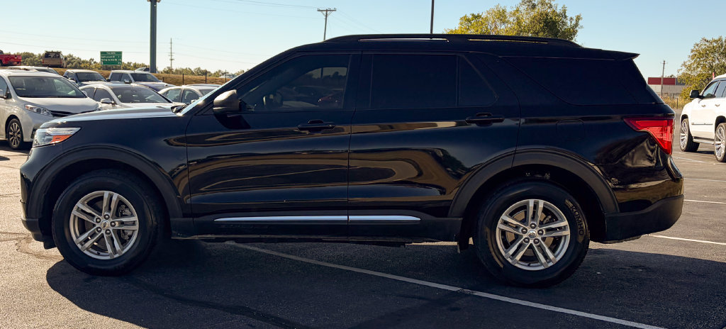 Used 2021 Ford Explorer XLT w/ Equipment Group 202A AWD/4WD image 13
