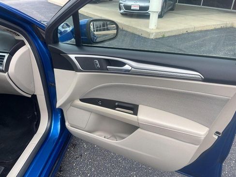 Used 2017 Ford Fusion SE FWD image 11