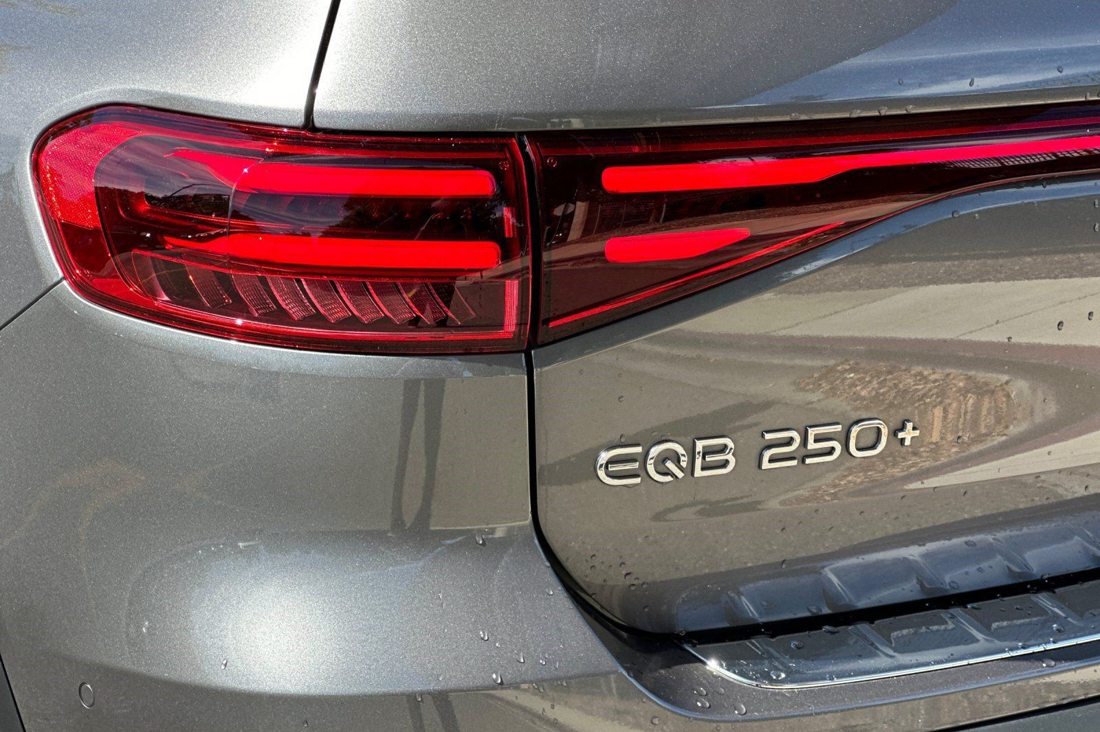Used 2024 Mercedes-Benz EQB 250+ image 32