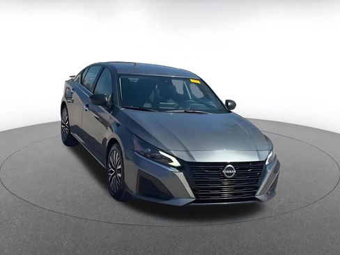 Used 2025 Nissan Altima 2.5 SV image 3