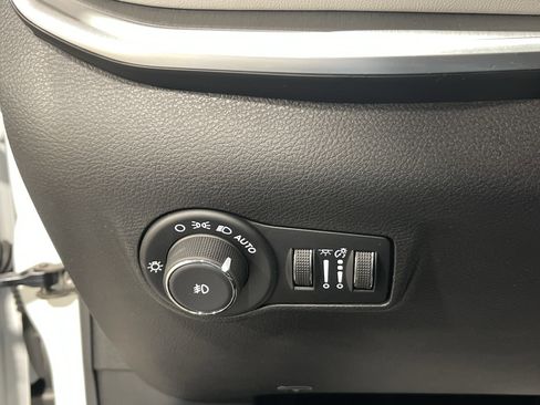 Used 2024 Jeep Compass Limited image 19