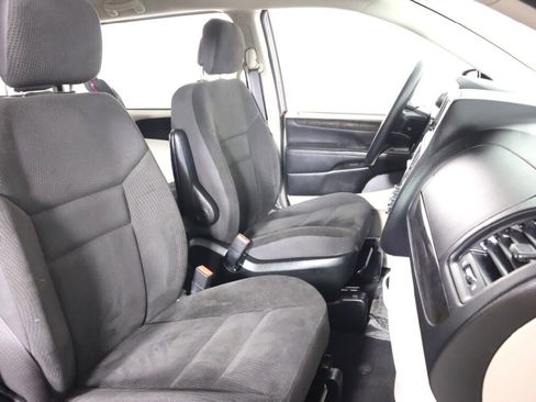 Used 2018 Dodge Grand Caravan SE w/ UConnect Hands-Free Group image 30