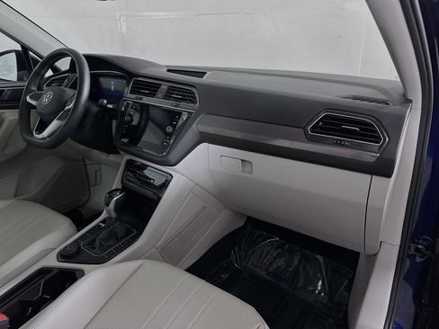 Used 2022 Volkswagen Tiguan SE w/ Panoramic Sunroof Package image 26