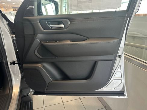 New 2025 Nissan Armada SL w/ Captain's Chari Seat Package image 9