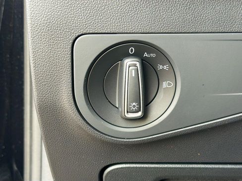 Used 2023 Volkswagen Tiguan SE image 32