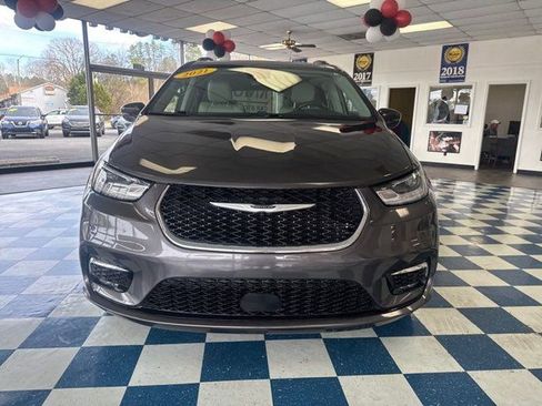 Used 2021 Chrysler Pacifica Touring-L image 2