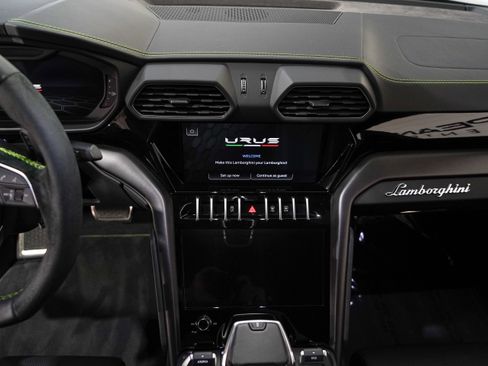 Used 2022 Lamborghini Urus AWD/4WD image 11
