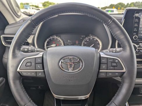 Used 2022 Toyota Highlander Limited FWD image 28