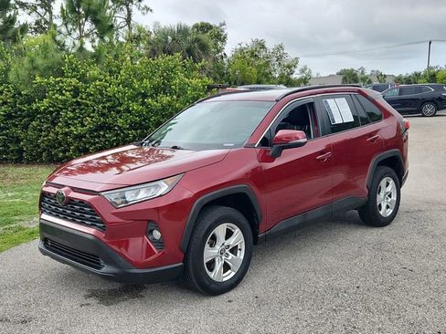 Used 2020 Toyota RAV4 XLE w/ Convenience Package FWD image 2