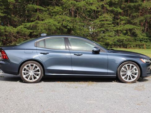 Used 2021 Volvo S60 T6 Momentum AWD/4WD image 2