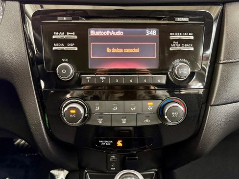 Used 2017 Nissan Rogue S image 17