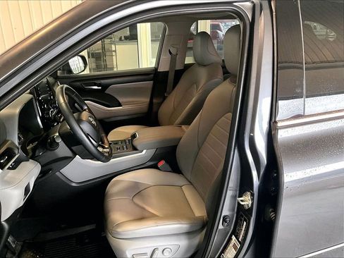 Used 2021 Toyota Highlander XLE AWD/4WD image 10