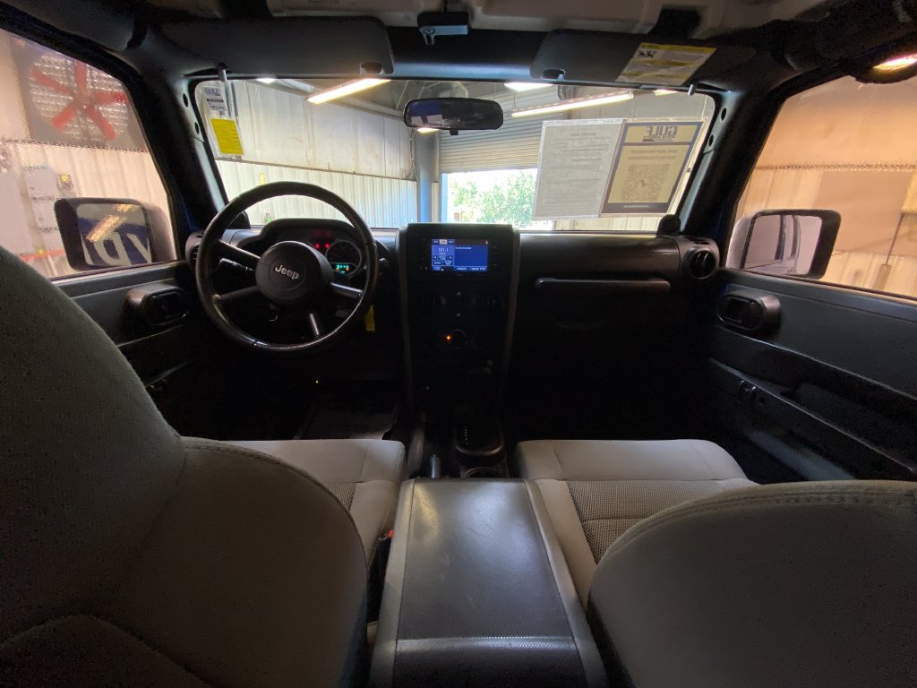 Used 2009 Jeep Wrangler Unlimited Rubicon w/ Dual Top Group AWD/4WD image 17