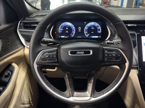 Used 2023 Jeep Grand Cherokee L Limited w/ Luxury Tech Group II AWD/4WD image 24
