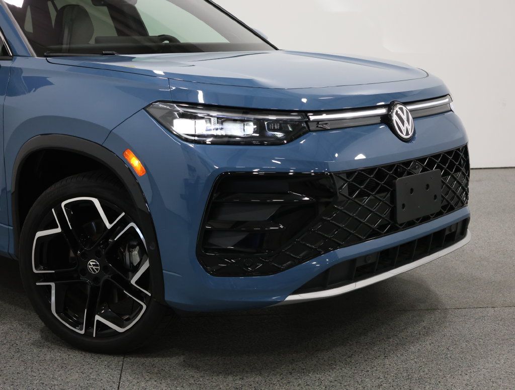 Used 2025 Volkswagen Tiguan SEL R-Line AWD/4WD image 3