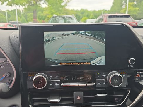 Used 2023 Toyota Highlander Bronze Edition FWD image 23