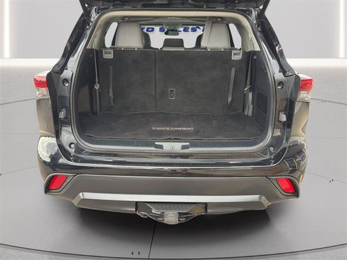 Used 2022 Toyota Highlander XLE AWD/4WD image 36