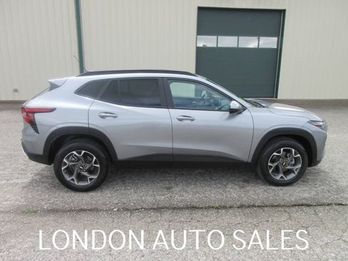 Used 2026 Chevrolet Trax LT FWD image 7