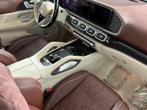 Used 2025 Mercedes-Benz Maybach GLS 600 4MATIC image 16