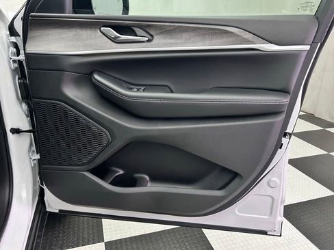 New 2025 Jeep Grand Cherokee Limited w/ Luxury Tech Group II image 21