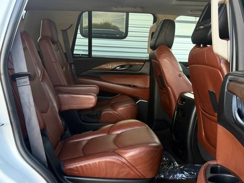 Used 2016 Cadillac Escalade Luxury AWD/4WD image 15