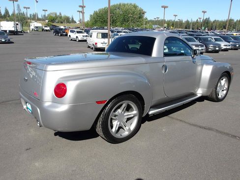 Used 2004 Chevrolet SSR w/ Preferred Equipment Group RWD image 5
