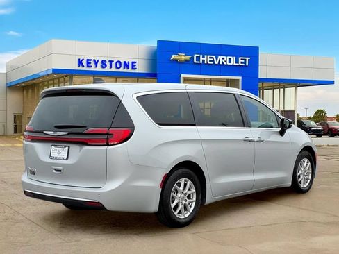 Used 2024 Chrysler Pacifica Touring-L FWD image 7