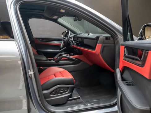 Certified 2026 Porsche Cayenne GTS AWD/4WD image 33