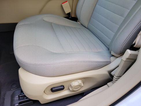 Used 2018 Ford Taurus SE FWD image 10